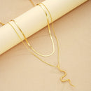 Um colar minimalista  com pingente serpentino de dupla camada