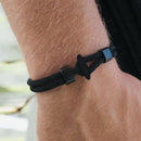 Uma pulseira Milan Line da série Ocean, com um design de corda trançada em formato de âncora