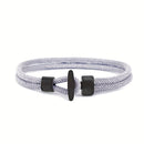 Uma pulseira Milan Line da série Ocean, com um design de corda trançada em formato de âncora