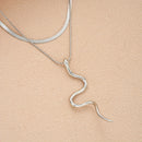 Um colar minimalista  com pingente serpentino de dupla camada