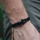 Uma pulseira Milan Line da série Ocean, com um design de corda trançada em formato de âncora