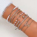 Elegante conjunto de 8 pulseiras com pingentes de pérolas artificiais e corações em tom dourado