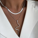 Um colar minimalista  com pingente serpentino de dupla camada