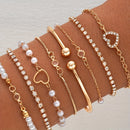 Elegante conjunto de 8 pulseiras com pingentes de pérolas artificiais e corações em tom dourado