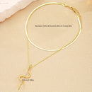 Um colar minimalista  com pingente serpentino de dupla camada