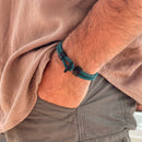 Uma pulseira Milan Line da série Ocean, com um design de corda trançada em formato de âncora