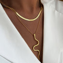 Um colar minimalista  com pingente serpentino de dupla camada