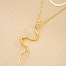 Um colar minimalista  com pingente serpentino de dupla camada